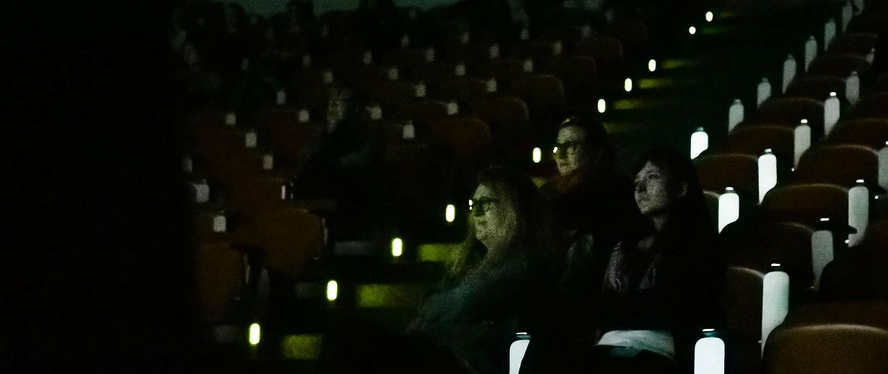 Hörsaal während Filmvorführung