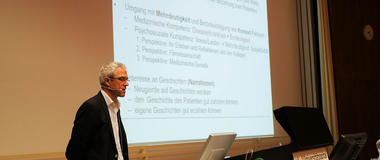 Professor in Hörsaal